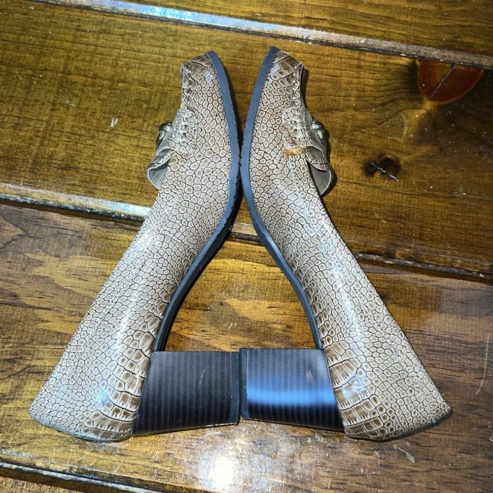 Bandolino‎ Tan Croc Heels w/ Gold Embellishment- 7